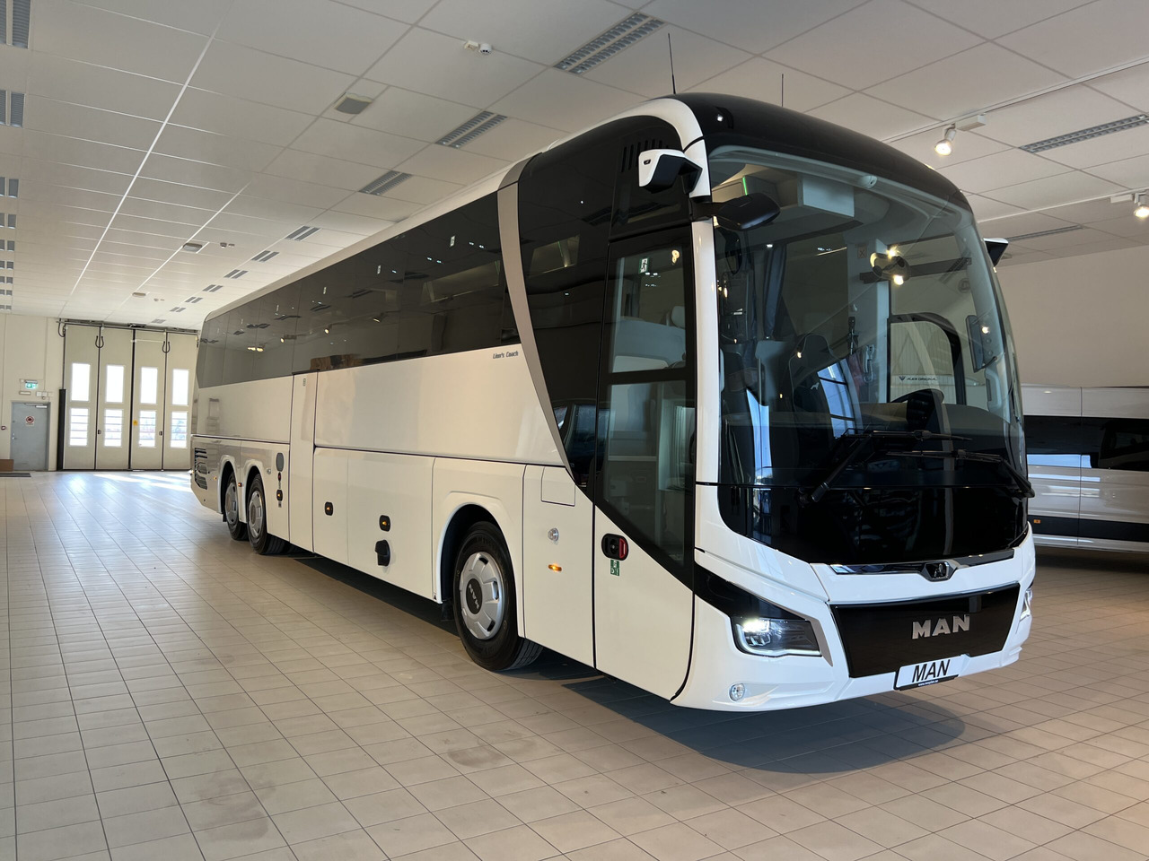 MAN Lions Coach R09 Euro 6E (Dark Edition) - Turistinis autobusas: foto 1 MAN Lions Coach R09 Euro 6E (Dark Edition) - Turistinis autobusas: foto 1