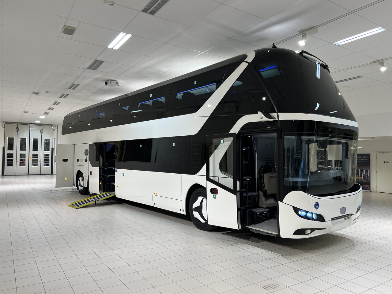 NEOPLAN SKYLINER P06 Euro 6E V.I.P / Exclusive Class (Dark Edition) - Turistinis autobusas: foto 1 NEOPLAN SKYLINER P06 Euro 6E V.I.P / Exclusive Class (Dark Edition) - Turistinis autobusas: foto 1