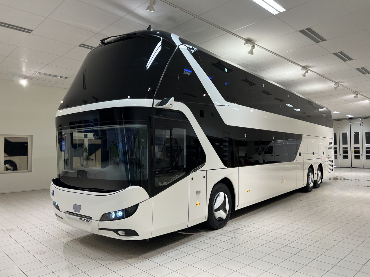 NEOPLAN SKYLINER P06 Euro 6E V.I.P / Exclusive Class (Dark Edition) - Turistinis autobusas: foto 2 NEOPLAN SKYLINER P06 Euro 6E V.I.P / Exclusive Class (Dark Edition) - Turistinis autobusas: foto 2