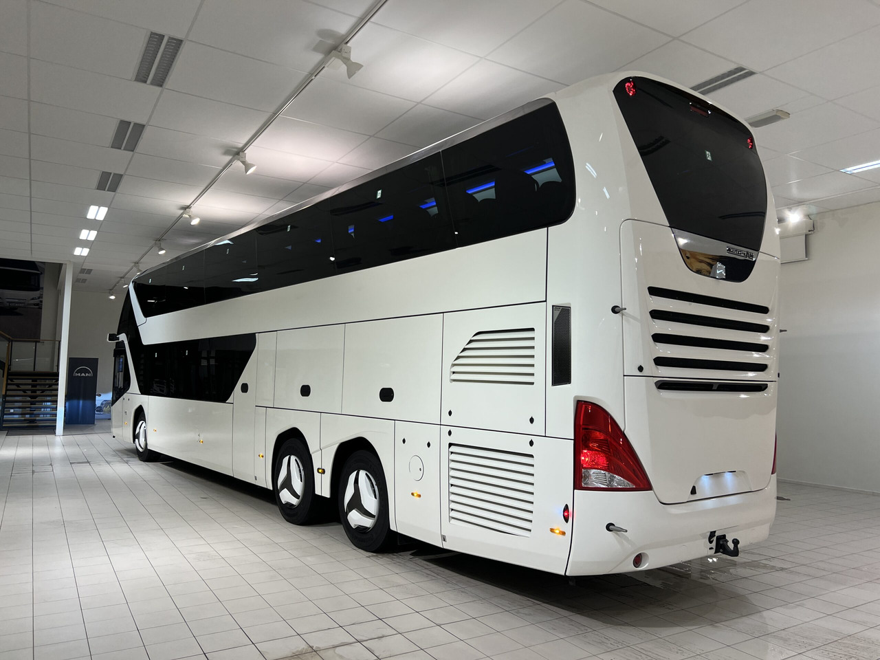 NEOPLAN SKYLINER P06 Euro 6E V.I.P / Exclusive Class (Dark Edition) - Turistinis autobusas: foto 4 NEOPLAN SKYLINER P06 Euro 6E V.I.P / Exclusive Class (Dark Edition) - Turistinis autobusas: foto 4