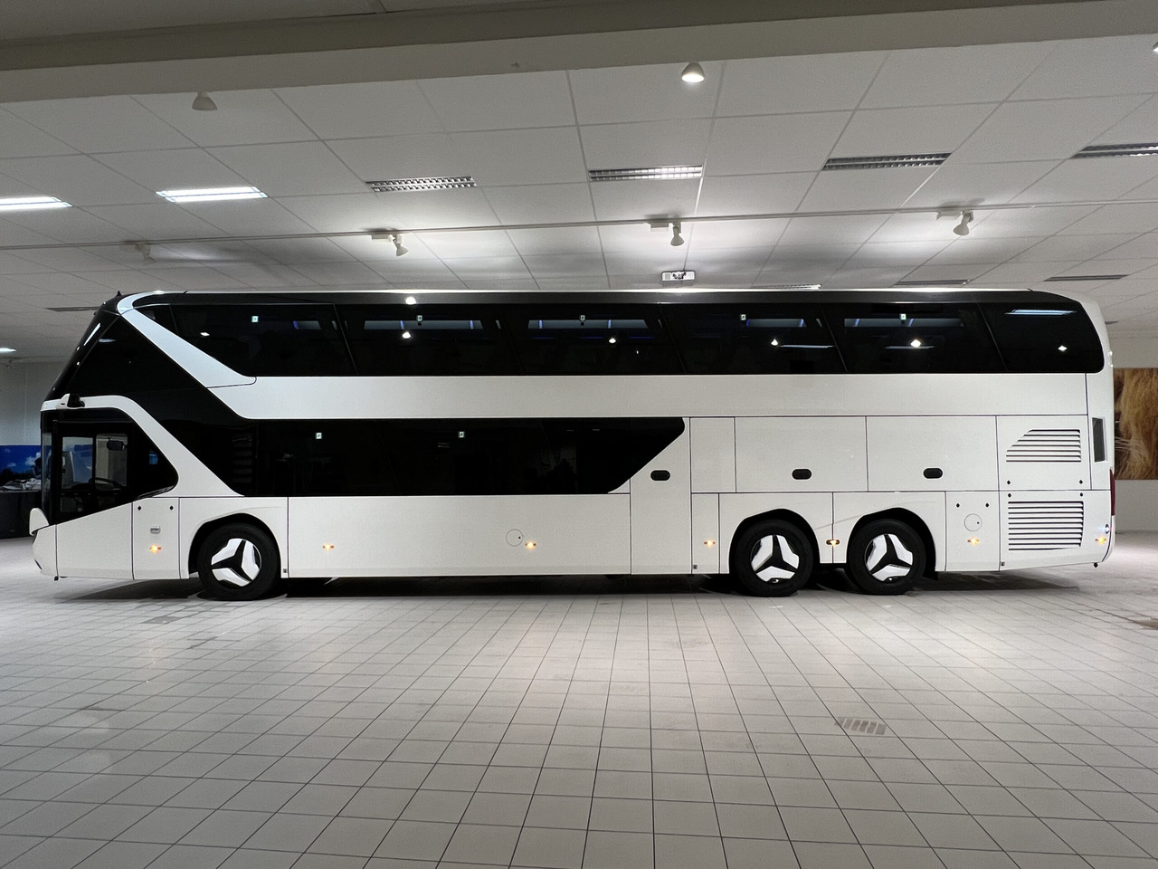NEOPLAN SKYLINER P06 Euro 6E V.I.P / Exclusive Class (Dark Edition) - Turistinis autobusas: foto 3 NEOPLAN SKYLINER P06 Euro 6E V.I.P / Exclusive Class (Dark Edition) - Turistinis autobusas: foto 3