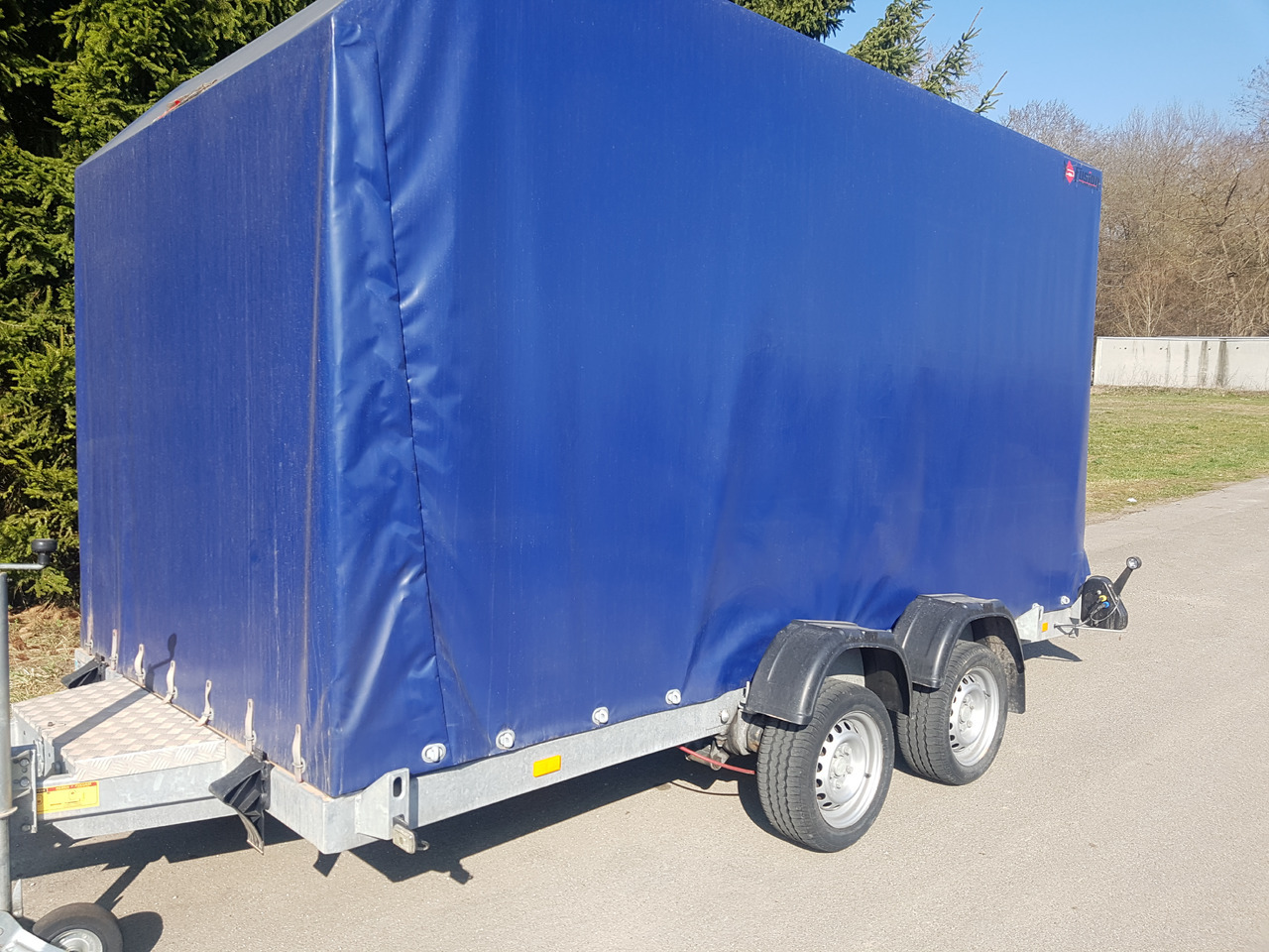 VEZEKO 400 x 187 3,5 t Absenkanhänger Huski 40.35 - Tentinė priekaba: foto 1 VEZEKO 400 x 187 3,5 t Absenkanhänger Huski 40.35 - Tentinė priekaba: foto 1