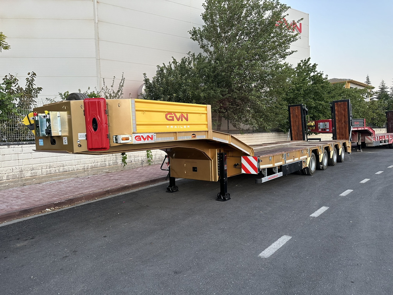 GVN Trailer 4 AXLE LOWBED - Žemo profilio platforma puspriekabė: foto 3 GVN Trailer 4 AXLE LOWBED - Žemo profilio platforma puspriekabė: foto 3