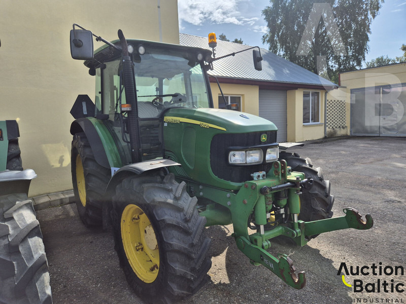 John Deere 5820 - Traktorius: foto 1 John Deere 5820 - Traktorius: foto 1