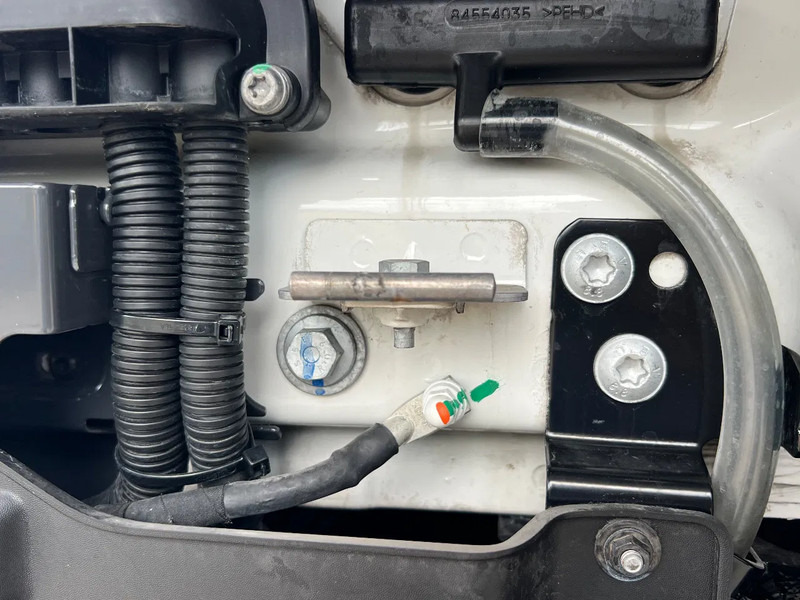 Renault T480 2023 model***T480 330.000km 2 x dieseltanks*** - Vilkikas: foto 3 Renault T480 2023 model***T480 330.000km 2 x dieseltanks*** - Vilkikas: foto 3