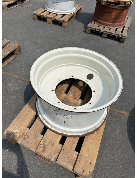 New Holland velg 15 x 28 - Ratlankis: foto 2 New Holland velg 15 x 28 - Ratlankis: foto 2