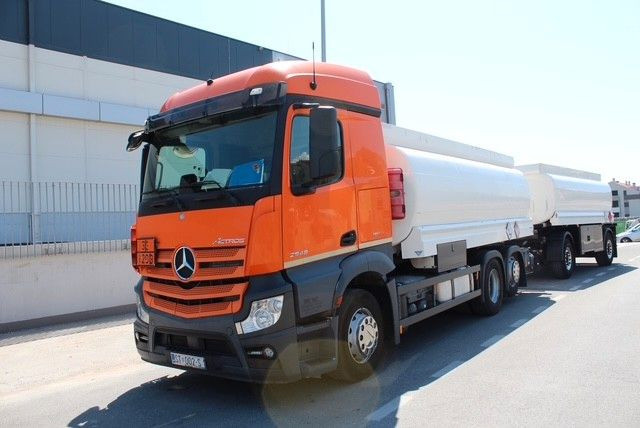 Mercedes-Benz Actros 2548 6x2/4 - Autocisterna: foto 1 Mercedes-Benz Actros 2548 6x2/4 - Autocisterna: foto 1