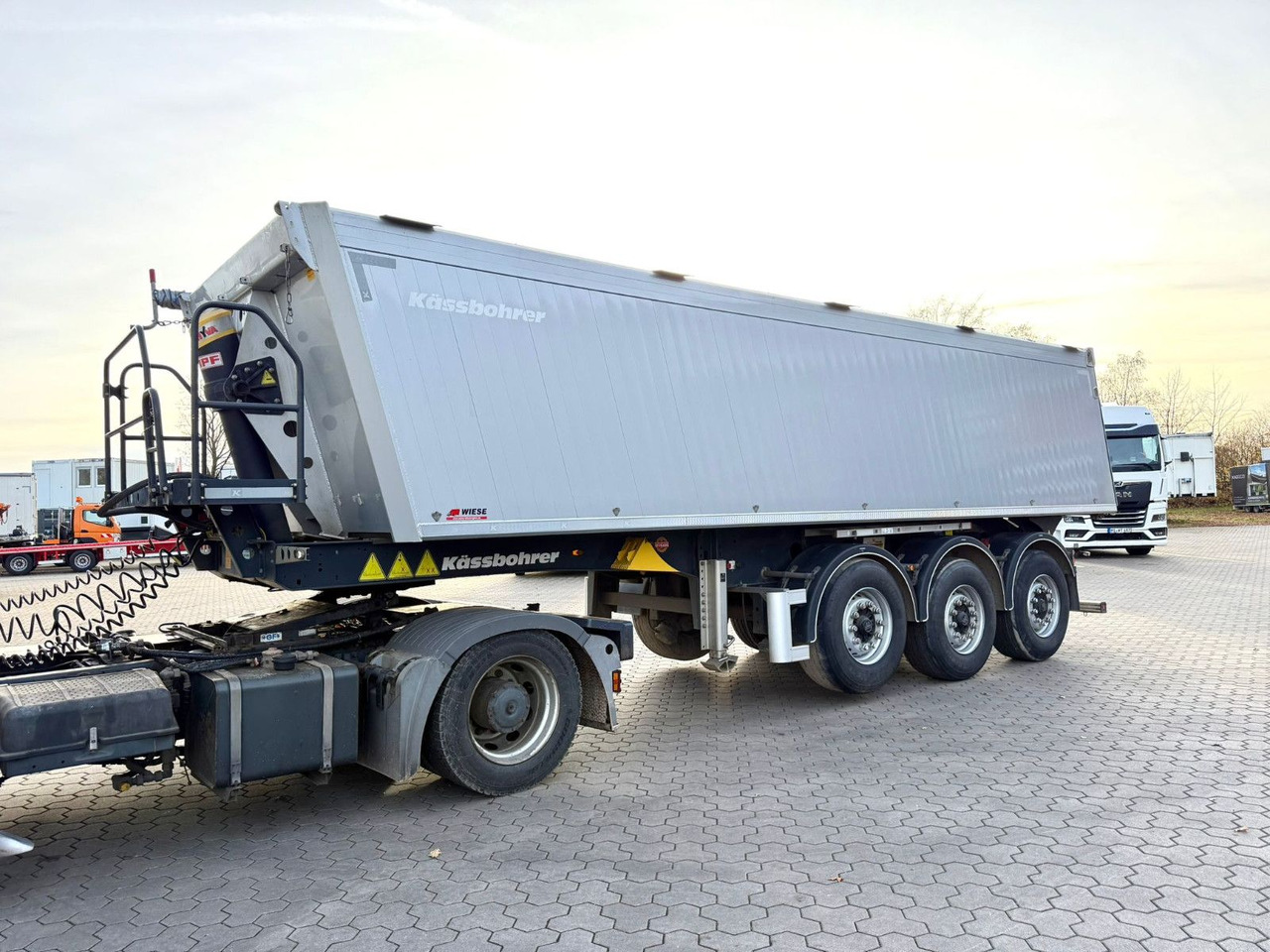 Kässbohrer K.SKA Aluminium Kipper 30m³ Top Zustand - Savivartis puspriekabė: foto 3 Kässbohrer K.SKA Aluminium Kipper 30m³ Top Zustand - Savivartis puspriekabė: foto 3