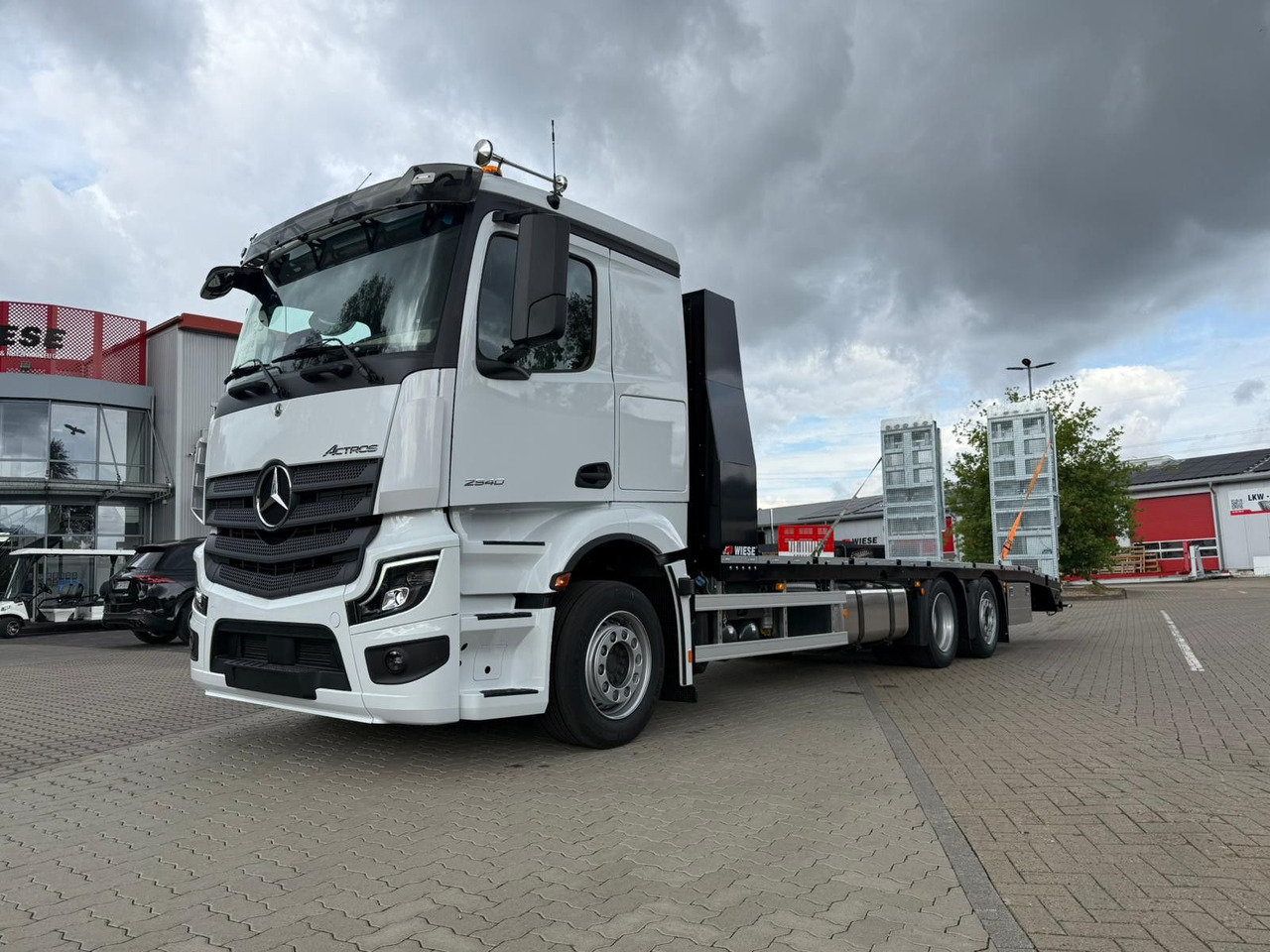 Mercedes-Benz Actros mit Rampen, Maschinentransporter - Platforminis/ Bortinis sunkvežimis: foto 1 Mercedes-Benz Actros mit Rampen, Maschinentransporter - Platforminis/ Bortinis sunkvežimis: foto 1