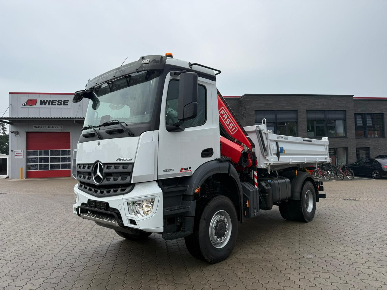 Mercedes-Benz Arocs 1835 4x4 Allrad Fassi F135 Kran Kipper - Savivartis sunkvežimis, Sunkvežimis su kranu: foto 1 Mercedes-Benz Arocs 1835 4x4 Allrad Fassi F135 Kran Kipper - Savivartis sunkvežimis, Sunkvežimis su kranu: foto 1