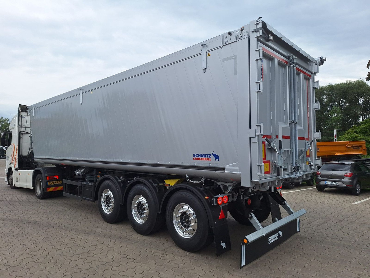 Schmitz Cargobull Kipper 52m³ mit gekröpftem Chassis - Savivartis puspriekabė: foto 1 Schmitz Cargobull Kipper 52m³ mit gekröpftem Chassis - Savivartis puspriekabė: foto 1