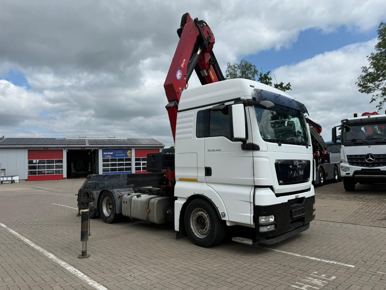 MAN TGX 26.440 6x2 mit HMF 3000-5 Kran TÜV NEU - Vilkikas: foto 2 MAN TGX 26.440 6x2 mit HMF 3000-5 Kran TÜV NEU - Vilkikas: foto 2