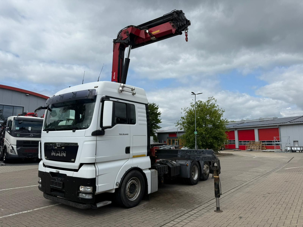 MAN TGX 26.440 6x2 mit HMF 3000-5 Kran TÜV NEU - Vilkikas: foto 1 MAN TGX 26.440 6x2 mit HMF 3000-5 Kran TÜV NEU - Vilkikas: foto 1