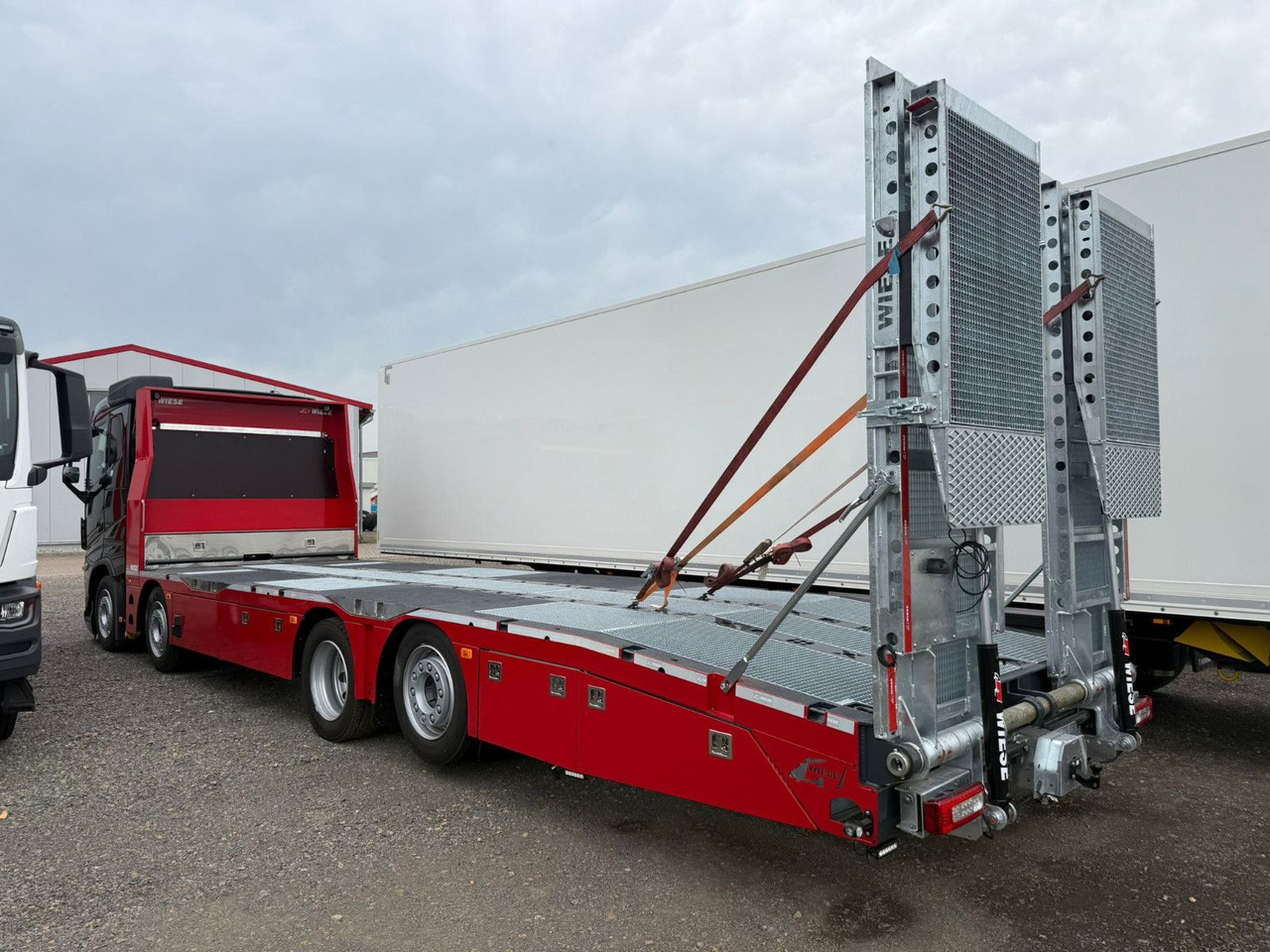 Volvo Arbeitsbühnen Baumaschinentransporter mit Rampen - Platforminis/ Bortinis sunkvežimis: foto 3 Volvo Arbeitsbühnen Baumaschinentransporter mit Rampen - Platforminis/ Bortinis sunkvežimis: foto 3