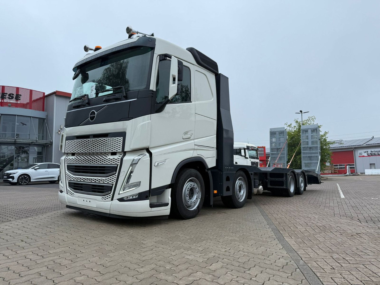 Volvo Arbeitsbühnen Baumaschinentransporter mit Rampen - Platforminis/ Bortinis sunkvežimis: foto 5 Volvo Arbeitsbühnen Baumaschinentransporter mit Rampen - Platforminis/ Bortinis sunkvežimis: foto 5