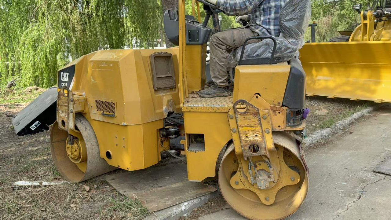 CATERPILLAR CB24B - Volas: foto 2 CATERPILLAR CB24B - Volas: foto 2