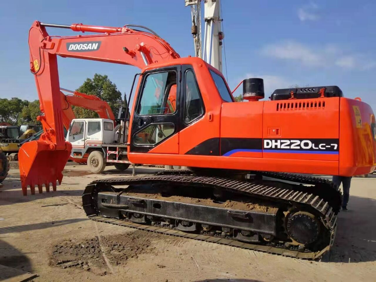 DOOSAN DH220LC - Vikšrinis ekskavatorius: foto 1 DOOSAN DH220LC - Vikšrinis ekskavatorius: foto 1