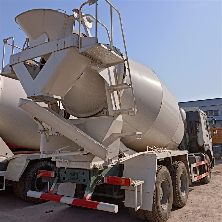 HOWO HOWO-mixer pump truck - Betonvežis su siurbliu: foto 5 HOWO HOWO-mixer pump truck - Betonvežis su siurbliu: foto 5