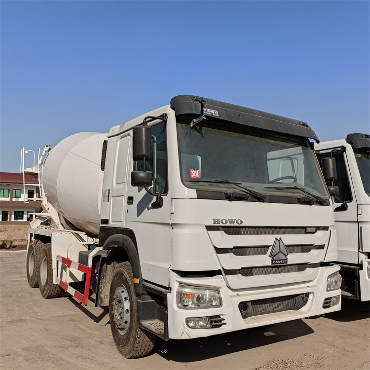 HOWO HOWO-mixer pump truck - Betonvežis su siurbliu: foto 1 HOWO HOWO-mixer pump truck - Betonvežis su siurbliu: foto 1