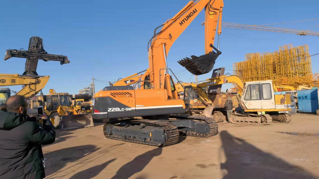 HYUNDAI 220LC-9S - Vikšrinis ekskavatorius: foto 1 HYUNDAI 220LC-9S - Vikšrinis ekskavatorius: foto 1