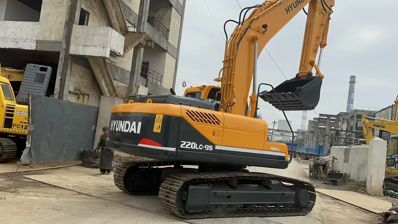 HYUNDAI 220LC-9S - Vikšrinis ekskavatorius: foto 3 HYUNDAI 220LC-9S - Vikšrinis ekskavatorius: foto 3