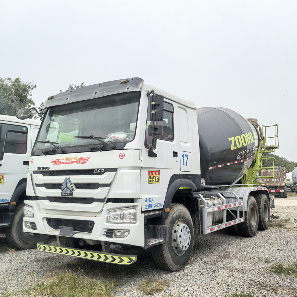 SINOTRUK Howo 6x4 mixer pump truck - Sunkvežimis: foto 2 SINOTRUK Howo 6x4 mixer pump truck - Sunkvežimis: foto 2