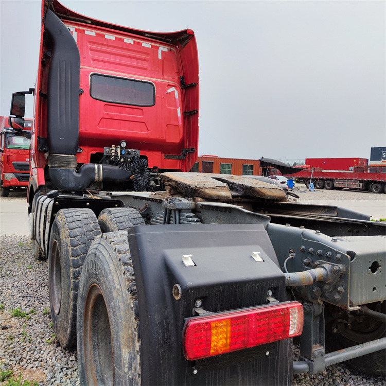 HOWO T7H-540 tractor - Vilkikas: foto 2 HOWO T7H-540 tractor - Vilkikas: foto 2