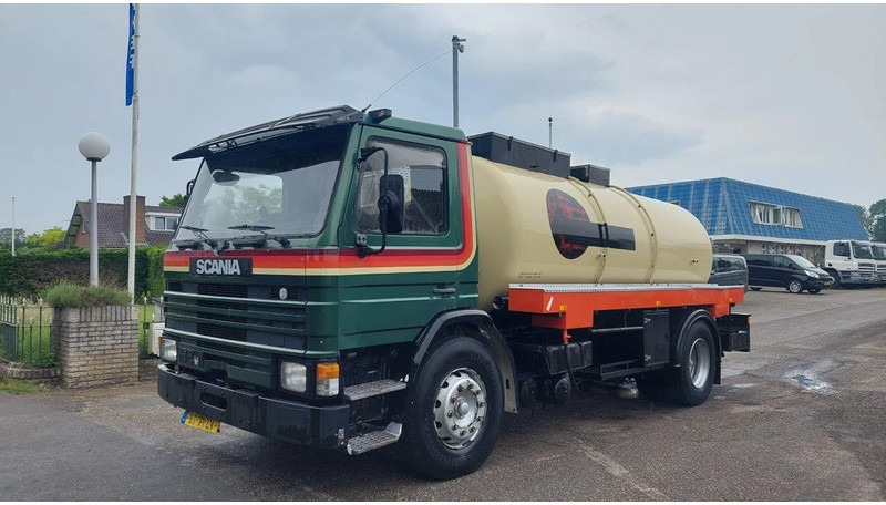 Scania P82 4x2 Tank - Autocisterna: foto 1 Scania P82 4x2 Tank - Autocisterna: foto 1