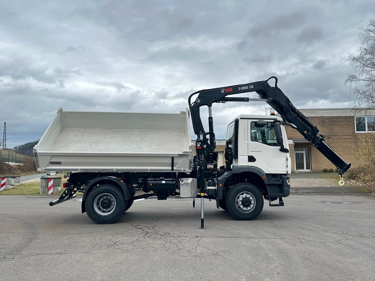 MAN TGM 18.320 4x4 Euro6e Hiab X-HiDuo 138DS-3 - Savivartis sunkvežimis, Sunkvežimis su kranu: foto 4 MAN TGM 18.320 4x4 Euro6e Hiab X-HiDuo 138DS-3 - Savivartis sunkvežimis, Sunkvežimis su kranu: foto 4