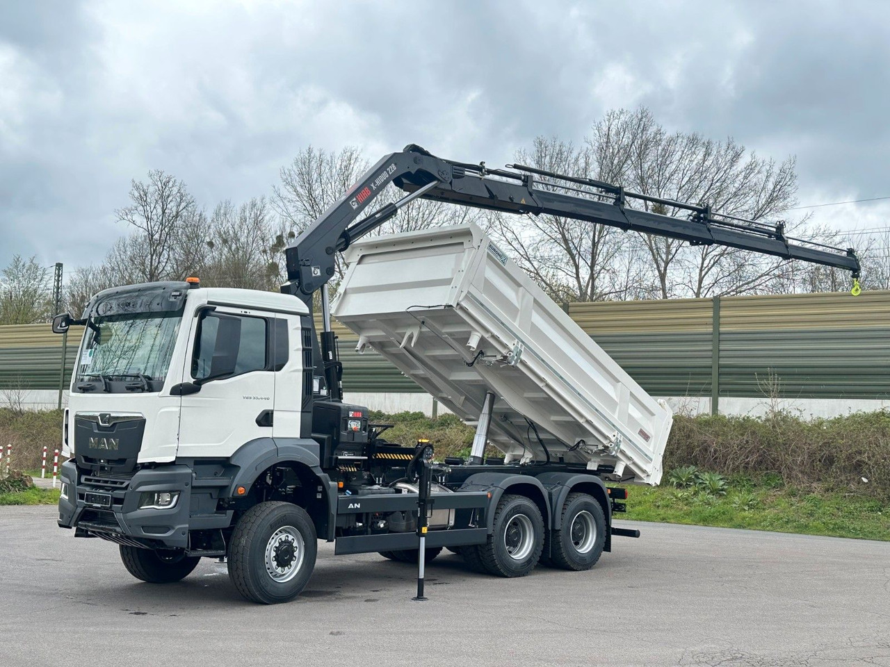 MAN TGS 33.440 6x6 /3-Seiten- Kipper / HIAB 228-4 - Savivartis sunkvežimis, Sunkvežimis su kranu: foto 1 MAN TGS 33.440 6x6 /3-Seiten- Kipper / HIAB 228-4 - Savivartis sunkvežimis, Sunkvežimis su kranu: foto 1