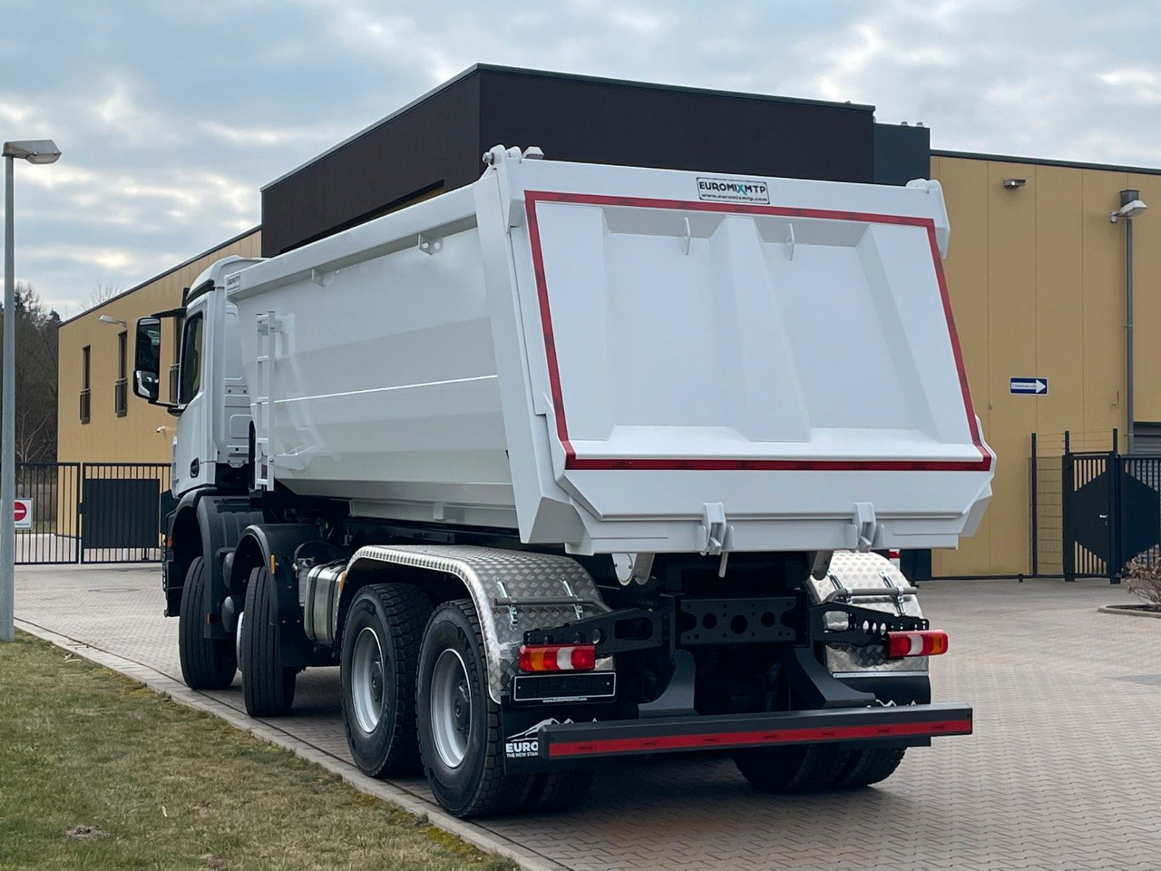 Mercedes-Benz 4142 8X4 Mulden- Kipper - EuromixMTP - Nuožulnaus pakėlimo ant platformos sunkvežimis: foto 5 Mercedes-Benz 4142 8X4 Mulden- Kipper - EuromixMTP - Nuožulnaus pakėlimo ant platformos sunkvežimis: foto 5