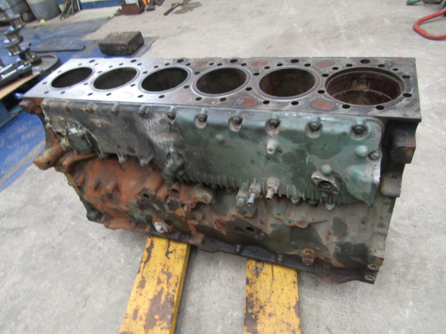 VOLVO FH13A ENGINE BLOCK ( NEEDS 1 LINER) - Variklis ir dalys - Sunkvežimis: foto 5 VOLVO FH13A ENGINE BLOCK ( NEEDS 1 LINER) - Variklis ir dalys - Sunkvežimis: foto 5