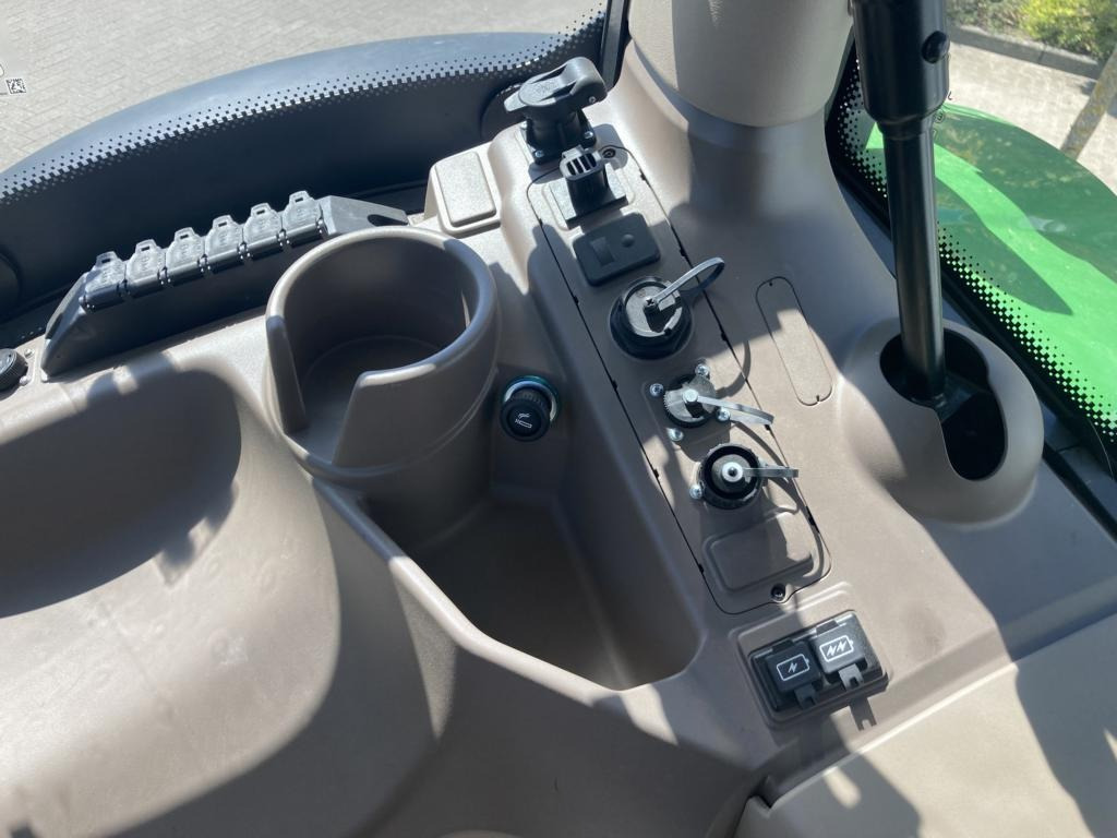 Nauja Traktorius John Deere 6R215: foto 6