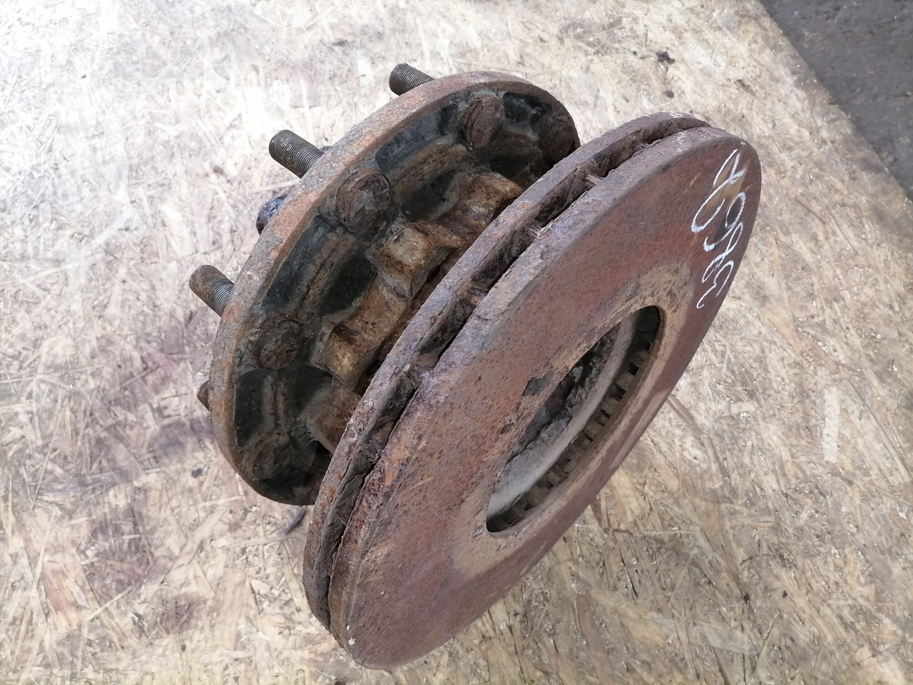 MAN Rear axel hub 81357013155 - Stebulė - Sunkvežimis: foto 4 MAN Rear axel hub 81357013155 - Stebulė - Sunkvežimis: foto 4