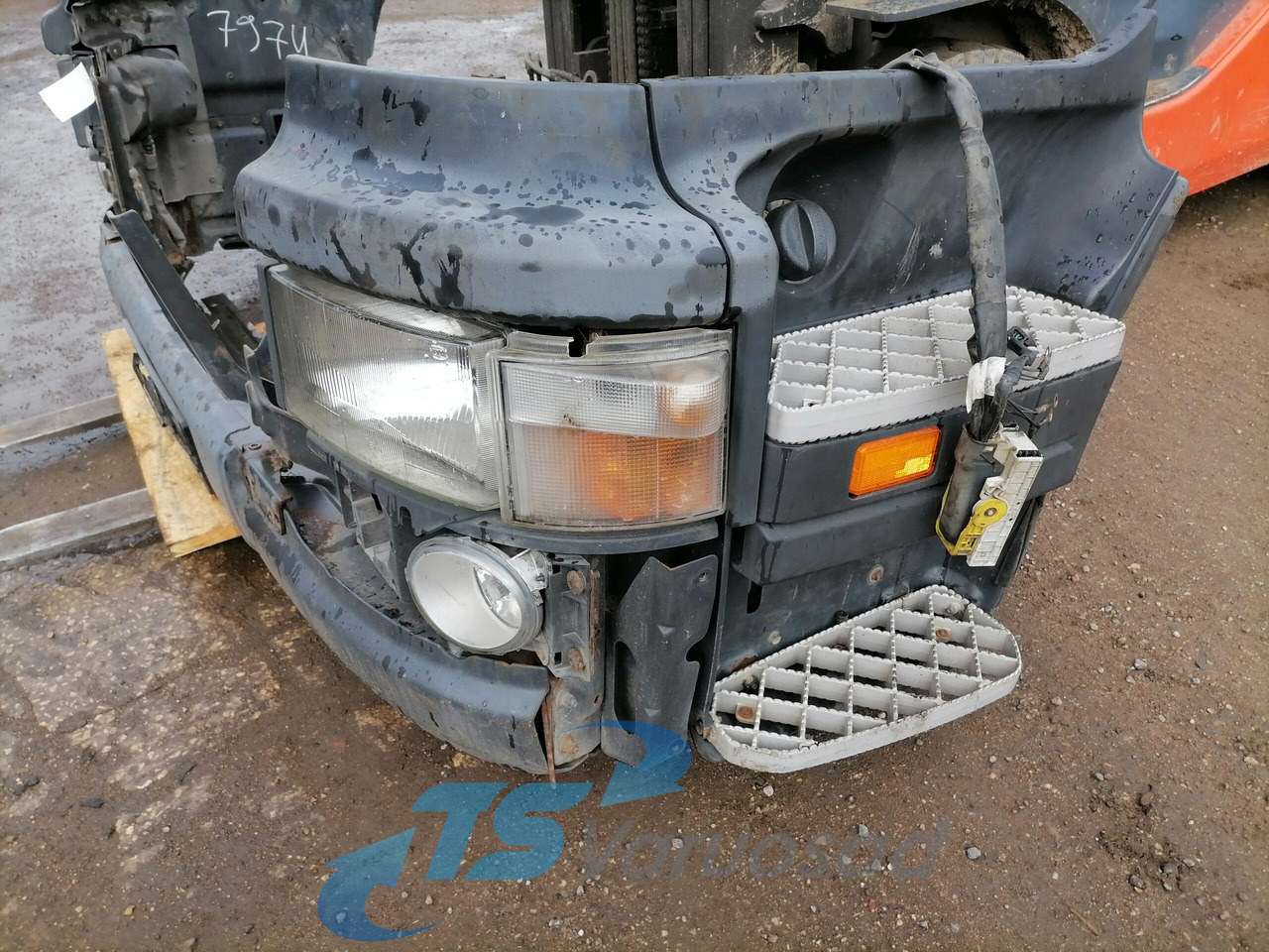 Scania Bumper 1736656 - Bamperis - Sunkvežimis: foto 4 Scania Bumper 1736656 - Bamperis - Sunkvežimis: foto 4