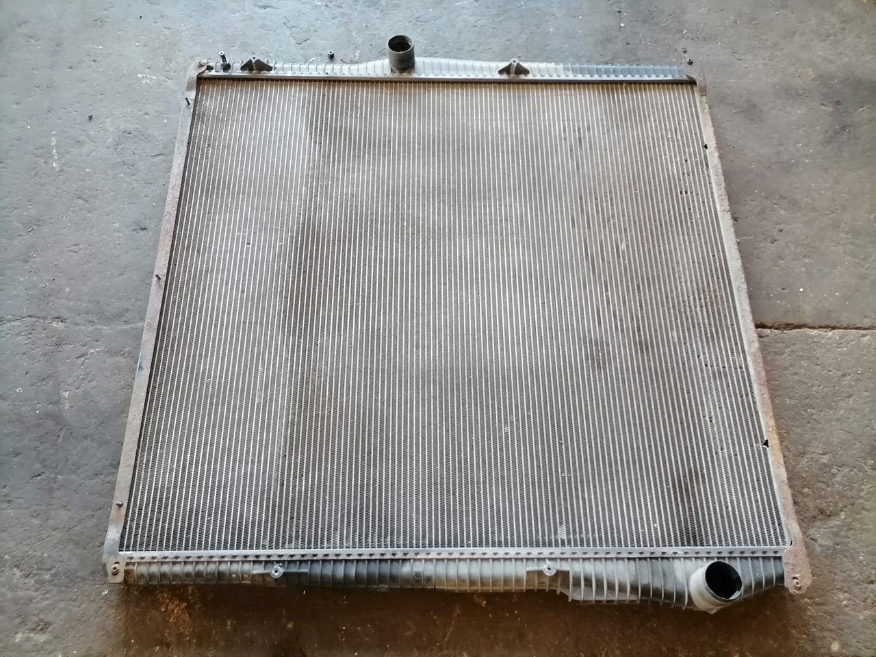 Scania Cooling radiator 1781365 - Radiatorius - Sunkvežimis: foto 2 Scania Cooling radiator 1781365 - Radiatorius - Sunkvežimis: foto 2