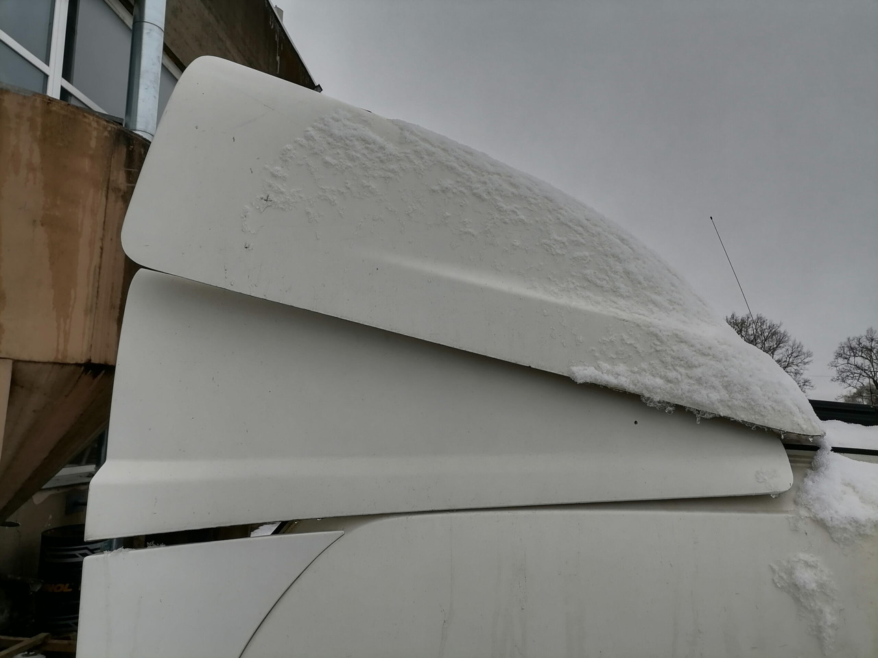 Scania Scania cab wind deflector, roof 1757973 - Aerodinamika/ Spoileris - Sunkvežimis: foto 3 Scania Scania cab wind deflector, roof 1757973 - Aerodinamika/ Spoileris - Sunkvežimis: foto 3