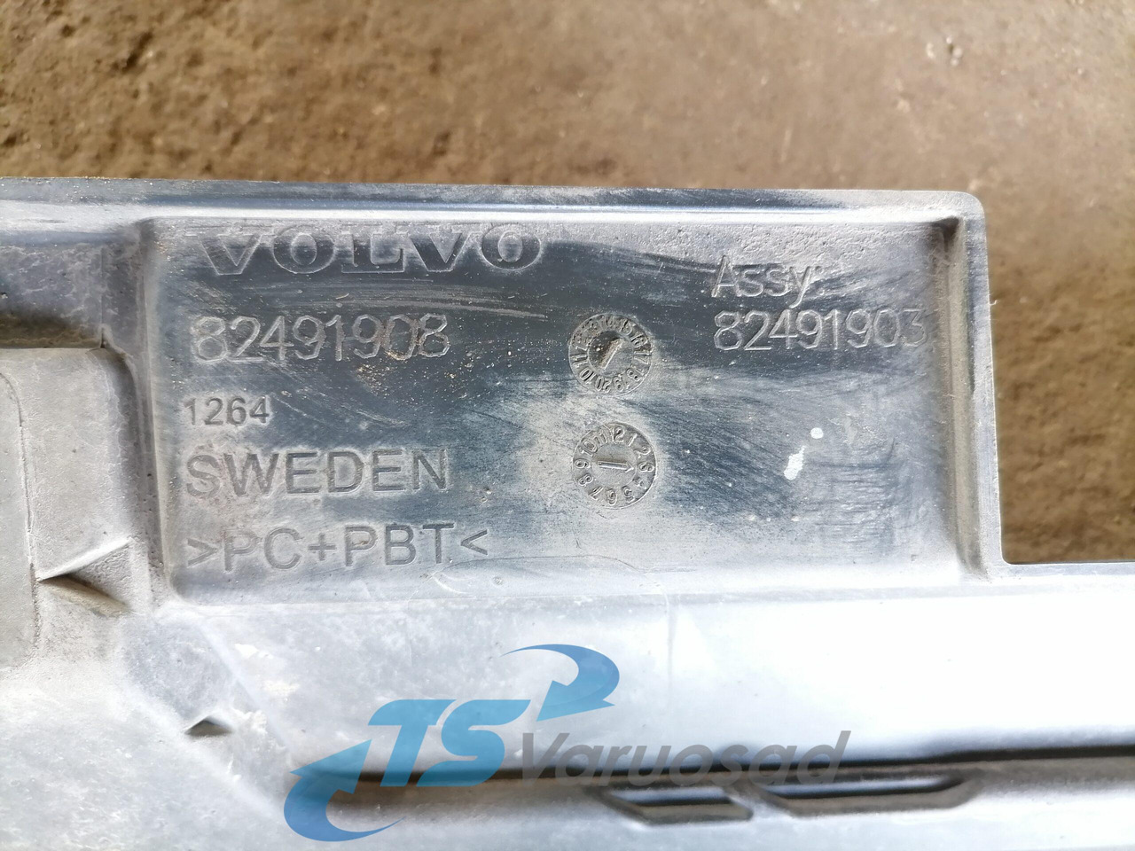 Volvo Grille panel 82491903 - Grotelės - Sunkvežimis: foto 3 Volvo Grille panel 82491903 - Grotelės - Sunkvežimis: foto 3