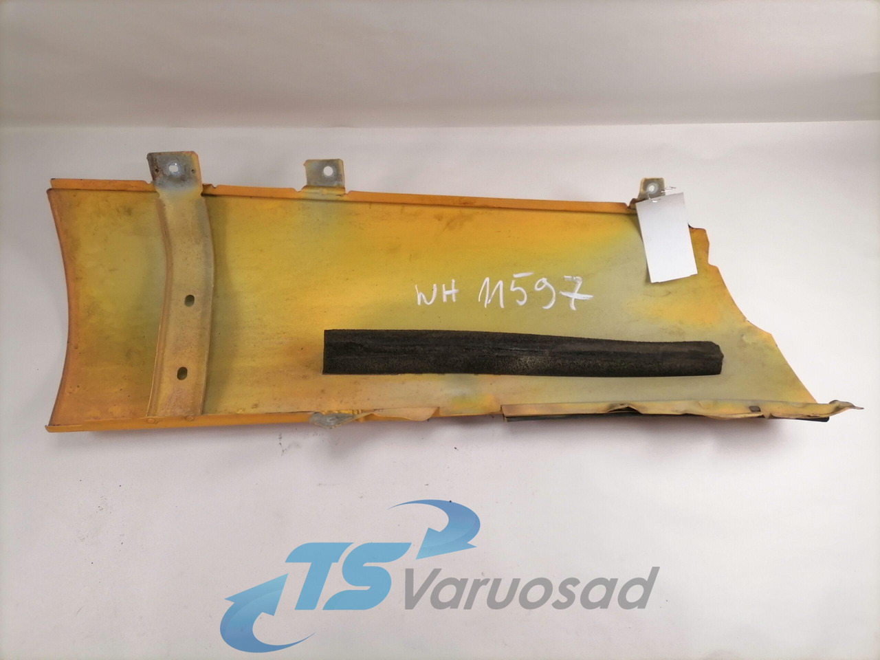 Volvo Volvo kabiini nurgapõsk, parem 20379176 - Grotelės - Sunkvežimis: foto 2 Volvo Volvo kabiini nurgapõsk, parem 20379176 - Grotelės - Sunkvežimis: foto 2