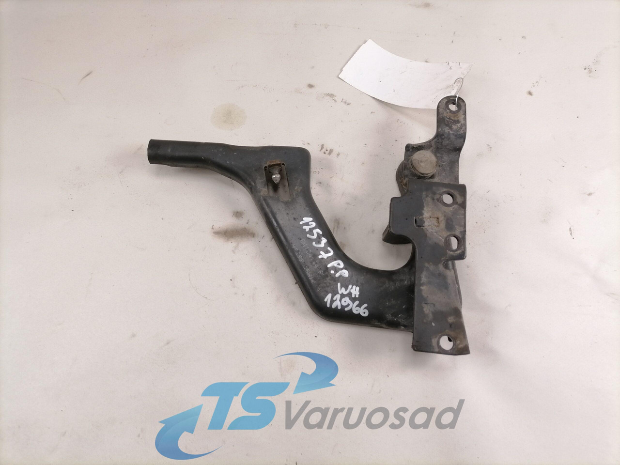 Volvo lower grille carrier hinge 84104144 - Grotelės - Sunkvežimis: foto 1 Volvo lower grille carrier hinge 84104144 - Grotelės - Sunkvežimis: foto 1