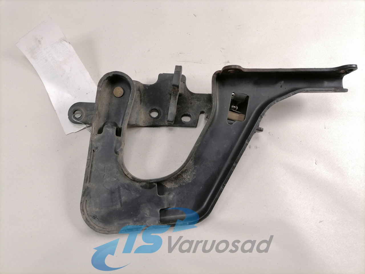Volvo lower grille carrier hinge 84104144 - Grotelės - Sunkvežimis: foto 2 Volvo lower grille carrier hinge 84104144 - Grotelės - Sunkvežimis: foto 2