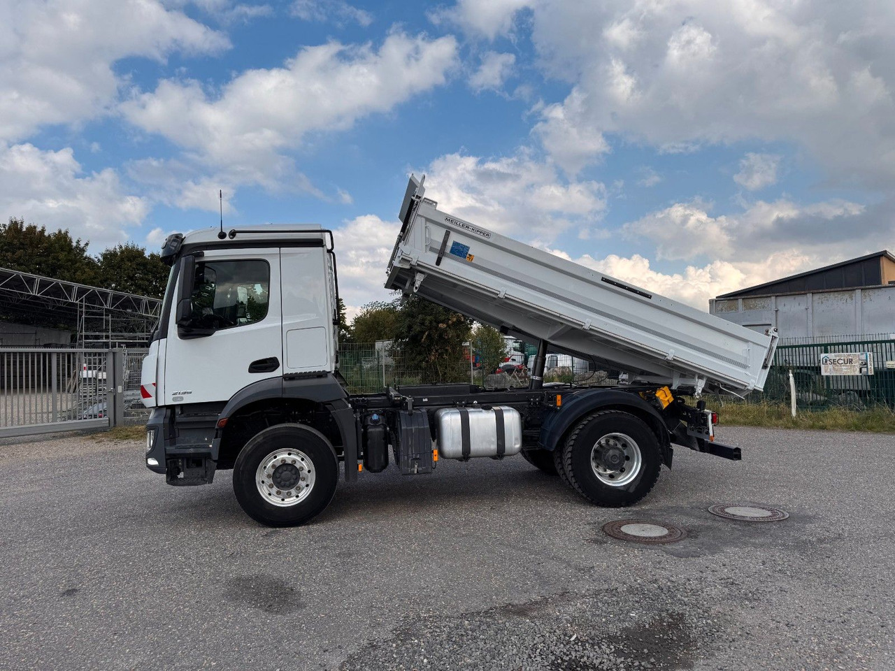 Mercedes-Benz 1835 2135 4X2 Meiller 3 S. Kipper Top Zustand - Savivartis sunkvežimis: foto 1 Mercedes-Benz 1835 2135 4X2 Meiller 3 S. Kipper Top Zustand - Savivartis sunkvežimis: foto 1