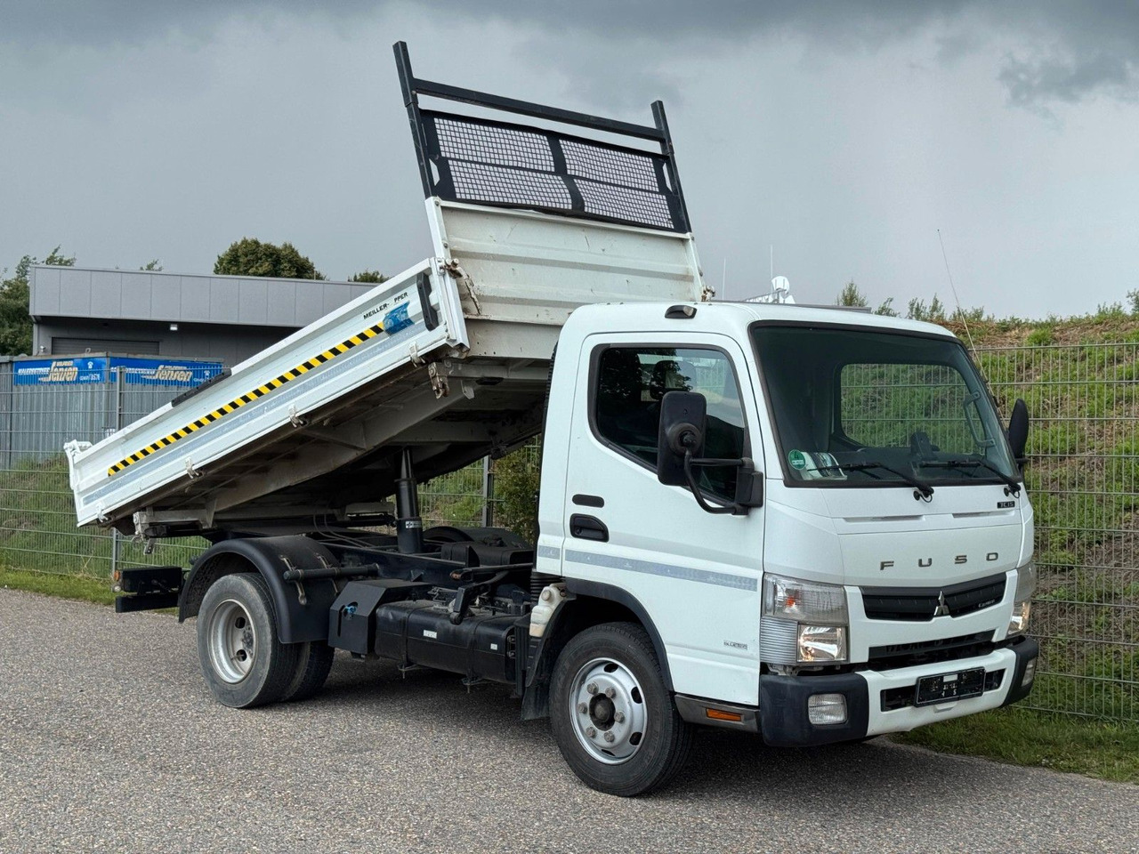Mitsubishi 7C15 Fuso Canter 4x2 mit Meiller 3S. Kipper - Mažas savivartis: foto 1 Mitsubishi 7C15 Fuso Canter 4x2 mit Meiller 3S. Kipper - Mažas savivartis: foto 1