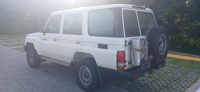 Toyota Land Cruiser 76 - Lengvasis automobilis: foto 2 Toyota Land Cruiser 76 - Lengvasis automobilis: foto 2