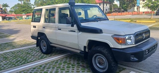 Toyota Land Cruiser 76 - Lengvasis automobilis: foto 4 Toyota Land Cruiser 76 - Lengvasis automobilis: foto 4