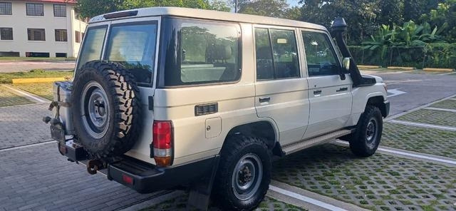 Toyota Land Cruiser 76 - Lengvasis automobilis: foto 3 Toyota Land Cruiser 76 - Lengvasis automobilis: foto 3