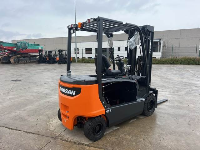 Doosan B35X-7 PLUS - Elektrinis krautuvas: foto 3 Doosan B35X-7 PLUS - Elektrinis krautuvas: foto 3
