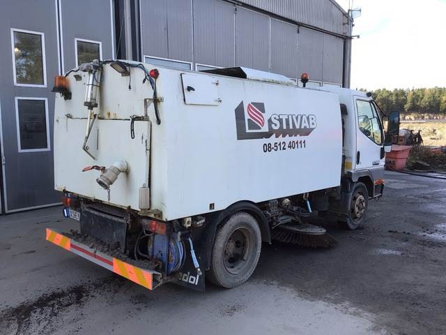Mitsubishi Canter - Gatvių šlavimo mašina: foto 3 Mitsubishi Canter - Gatvių šlavimo mašina: foto 3