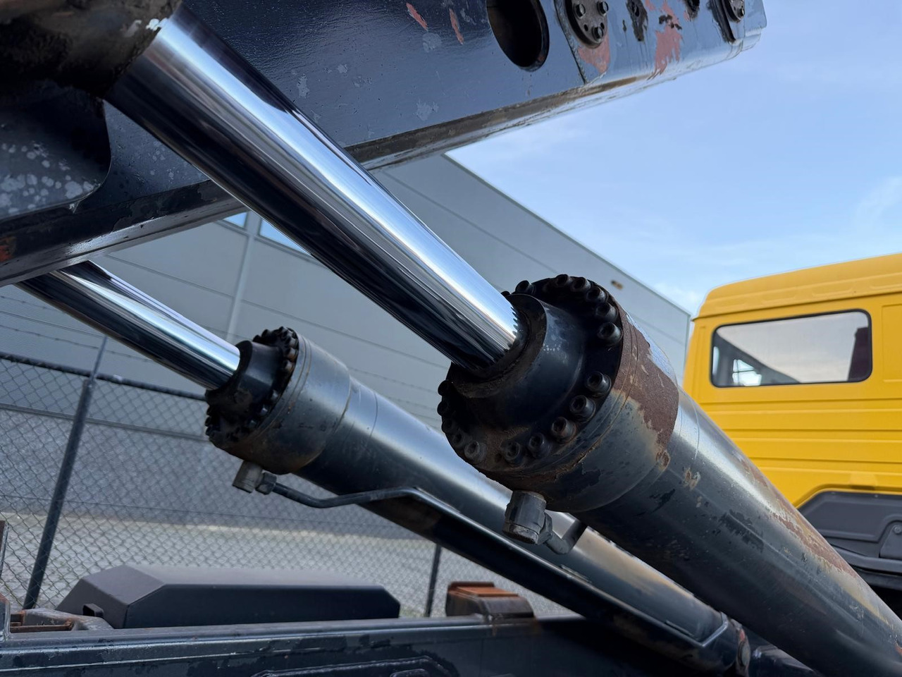 MERCEDES-BENZ SK 1831 - Hook-lift sunkvežimis: foto 4 MERCEDES-BENZ SK 1831 - Hook-lift sunkvežimis: foto 4