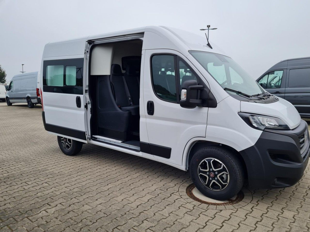 Fiat Ducato 35 Kasten Doka 7-Sitze 2x Schiebetür Maxi - Krovininis mikroautobusas, Komercinis automobilis su dviguba kabina: foto 3 Fiat Ducato 35 Kasten Doka 7-Sitze 2x Schiebetür Maxi - Krovininis mikroautobusas, Komercinis automobilis su dviguba kabina: foto 3